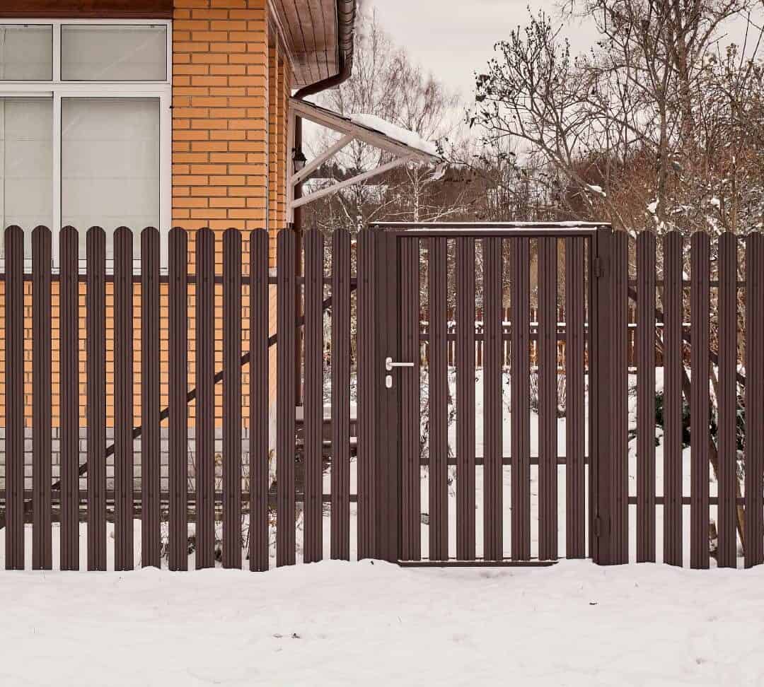 примеры забора из евроштакетника с зазором 4 см:
