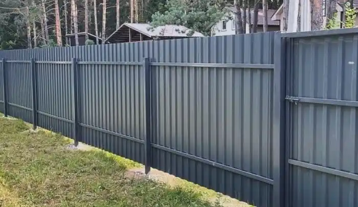 Забор из двухстроннего профнастила